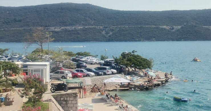 “Gdje su stali svi ovi ljudi?” Povoljne cijene i čisto more NATJERALI TURISTE u Neum, plaže prepune, nema ni igla gdje da stane