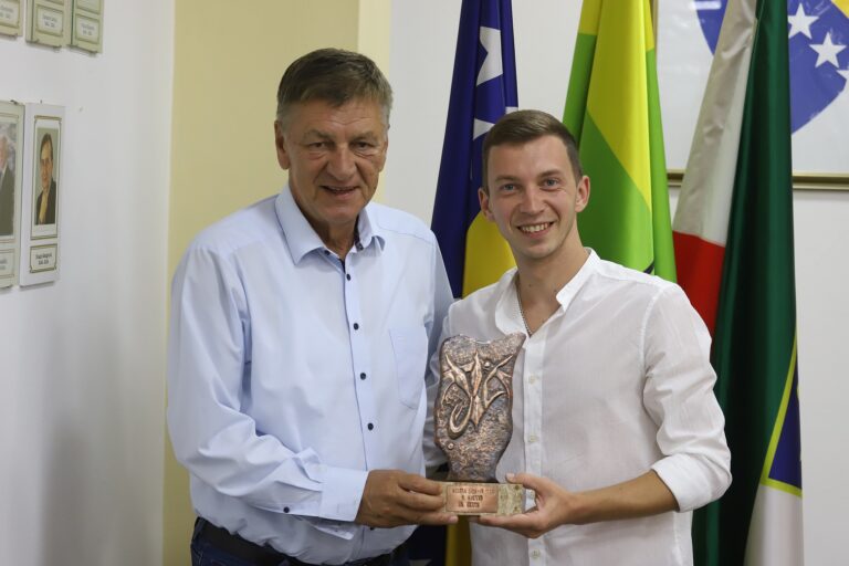 Gradonačelnik Kasumović ugostio Vedada Dedića, pobjednika skokova sa Starog mosta