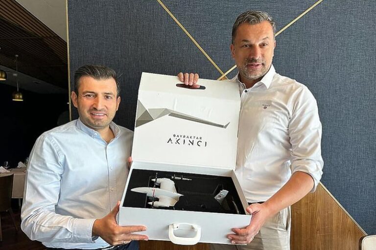 Elmedin Konaković ugostio Selcuka Bayraktara: Turčin mu poklonio maketu bespilotne letjelice