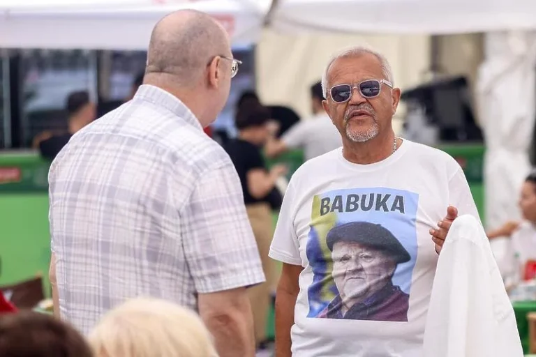 Emir Hadžihafizbegović privukao pažnju majicom s likom našeg legendarnog pjesnika i natpisom “Babuka”