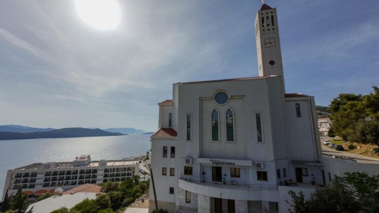 U Neumu crkveni dužnosnici zarađuju od turizma: Svećenik u crkvi iznajmljuje apartmane