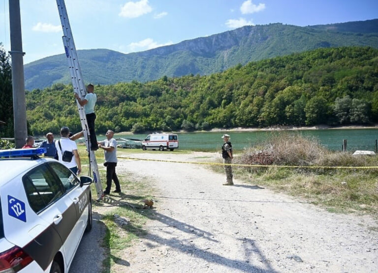 Na mjestu pada helikoptera OSBiH postavljen vojni šator i dovezena teretna vozila
