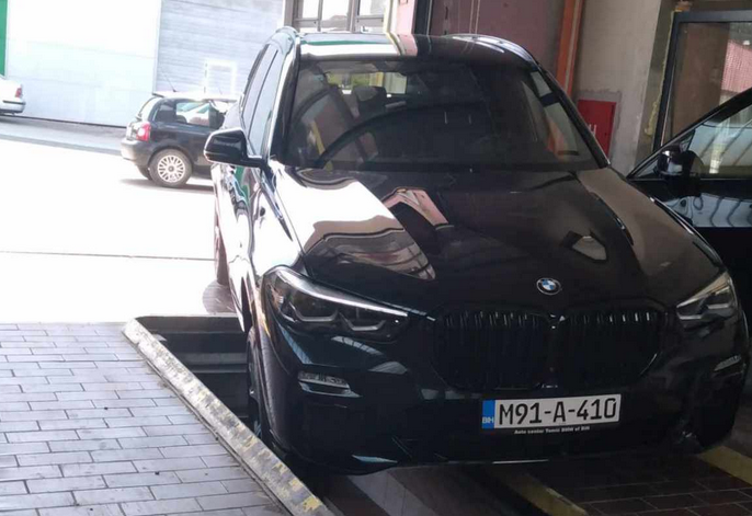Radnik na tehničkom pregledu u BiH sletio sa skupocjenim BMW-om u kanal