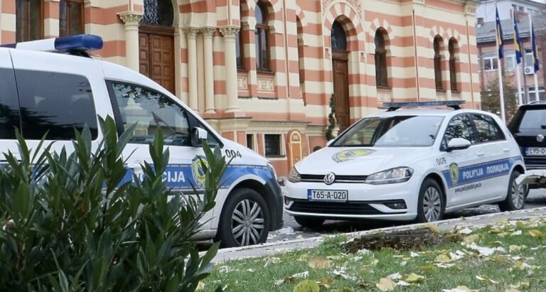 UŽAS | Neuračunljivi Brčak ženi stavio nož ispod vrata pa joj oteo automobil