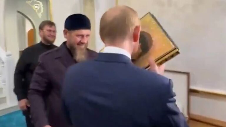 Pojavio se snimak: Putin poljubio Kur’an tokom posjete Čečeniji