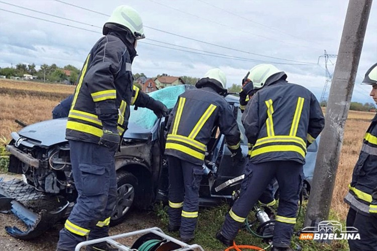 Peugeotom se zabio u banderu: Vatrogasci rezali automobil da izvuku vozača