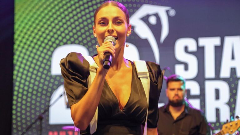 PLJUŠTE KOMENTARI | Džejla Ramović ispozirala sa sestrama