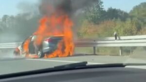 Drama na autoputu: Vatra progutala automobil