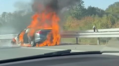 Drama na autoputu: Vatra progutala automobil
