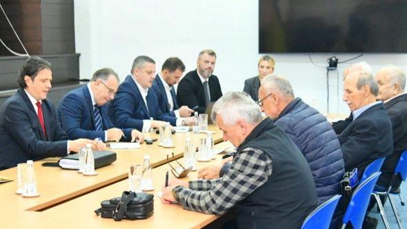 Stigli penzioneri u Vladu FBiH, počeo sastanak