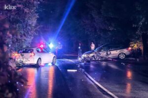 Težak sudar dva automobila u Zenici, povrijeđena jedna osoba