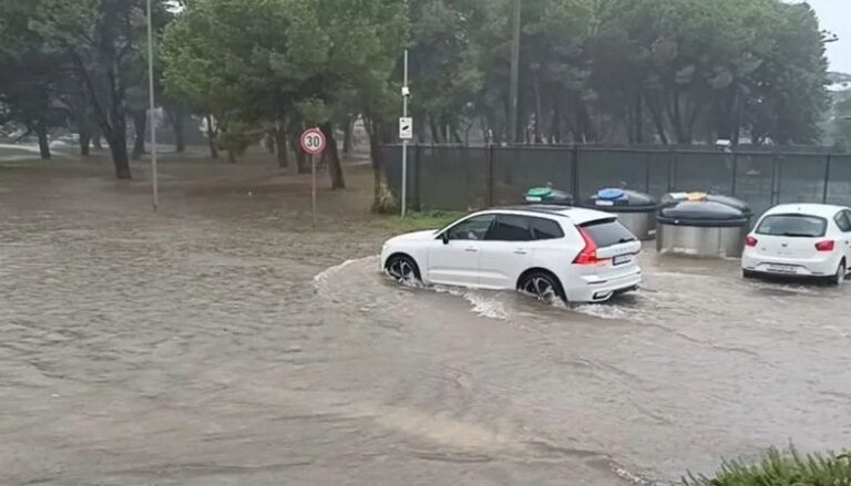 Rijeke teku ulicama: Automobili zaglavljeni na saobraćajnicama