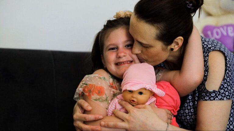 Ajna Kahrimanović, simbol hrabrosti: Pobijedila leukemiju, tokom svoje borbe izgubila brata blizanca, a sada živi život punim plućima