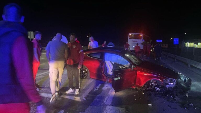 Teška saobraćajna nesreća na M-17: Dvije osobe povrijeđene, fudbaleri pokazali hrabrost