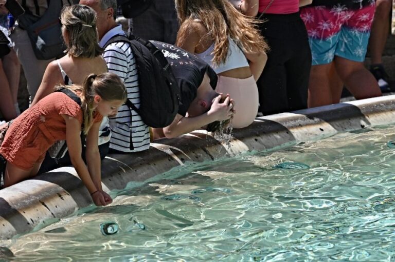 Italija u borbi protiv prekomjernog turizma: Ograničavaju pristup najposjećenijoj fontani?