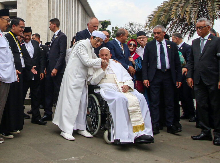 Papa Franjo posjetio džamiju koja prima 200.000 vjernika