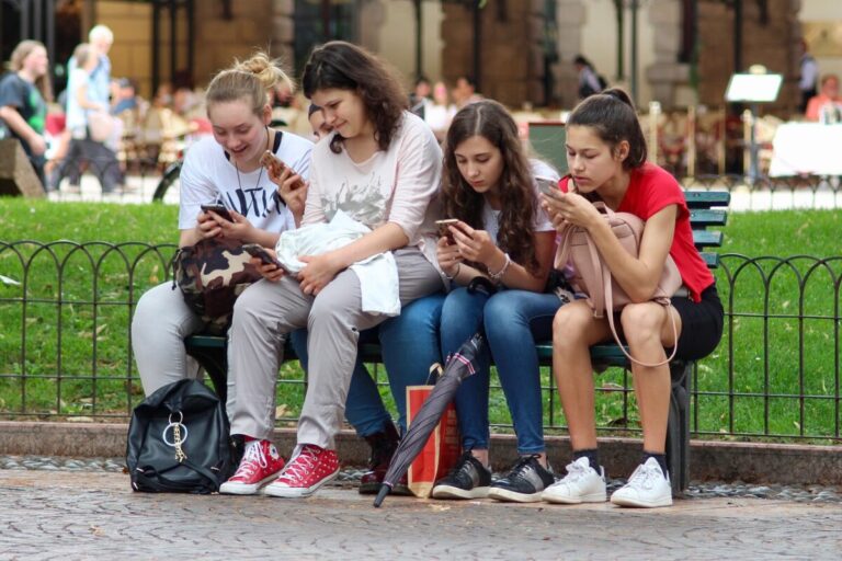 Italija razmatra zabranu korištenja mobilnih telefona i društvenih mreža za djecu