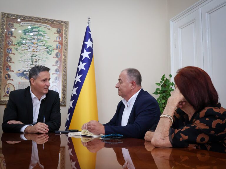 Bećirović i udruženja: Schmidtov posao nije iskazivanje zabrinutosti, već hitno zaustavljanje veličanja presuđenih ratnih zločinaca