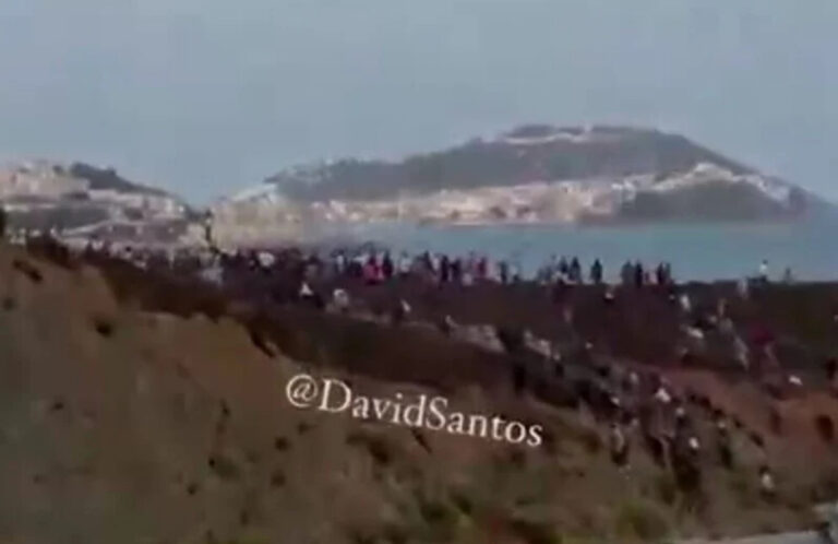 Migranti snimljeni dok su pokušavali preći špansku granicu, formirana ljudska barijera za odbranu