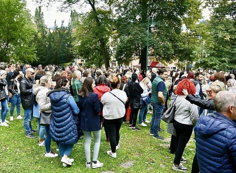 Novi protesti u Sarajevu, pred zgradu vlade došlo više od hiljadu zdravstvenih radnika