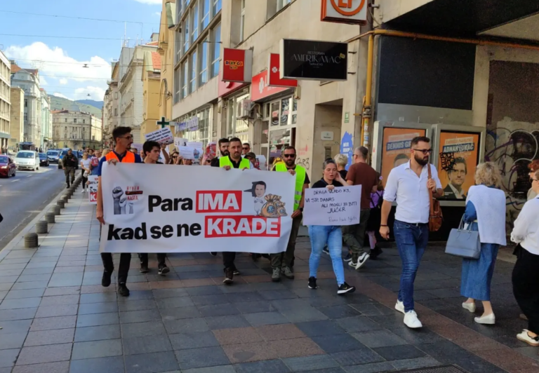 NEZADOVOLJSTVO | Protestna šetnja mladih u Sarajevu: Nezadovoljni umanjenom subvencijom za kupovinu stana