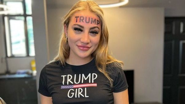 MOMENAT | Influenserica traži donaciju da s čela ukloni ime bivšeg predsjednika SAD