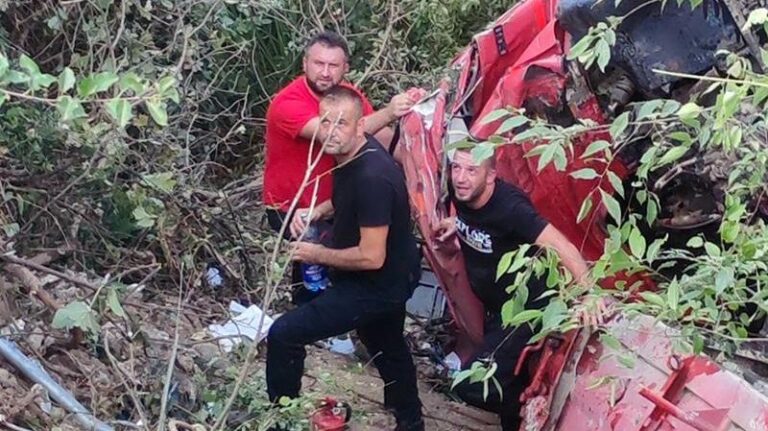 Oni su heroji: Skočili u pomoć povrijeđenom kamiondžiji na M-17 iako je nafta curila iz rezervoara
