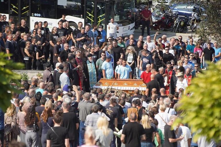 72 GODINE | Bora Čorba sahranjen u rodnom Čačku uz pjesmu “Pogledaj dom svoj, anđele”