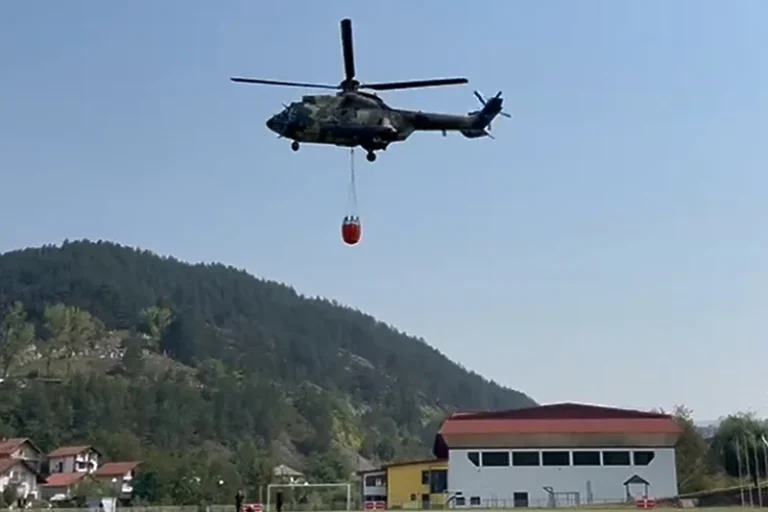 VANREDNA SITUACIJA | Helikopter MUP-a Srbije gasi veliki požar na području Srebrenice