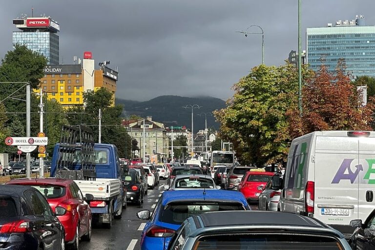 Kolaps saobraćaja u Sarajevu, ogromne gužve na cesti u oba smjera