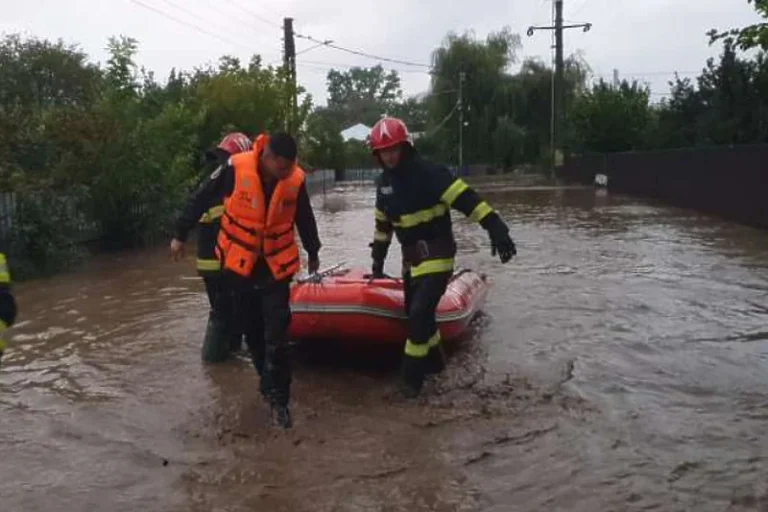 Zbog obilne kiše u Rumuniji veliki dio zemlje poplavljen, nevrijeme odnijelo prve žrtve