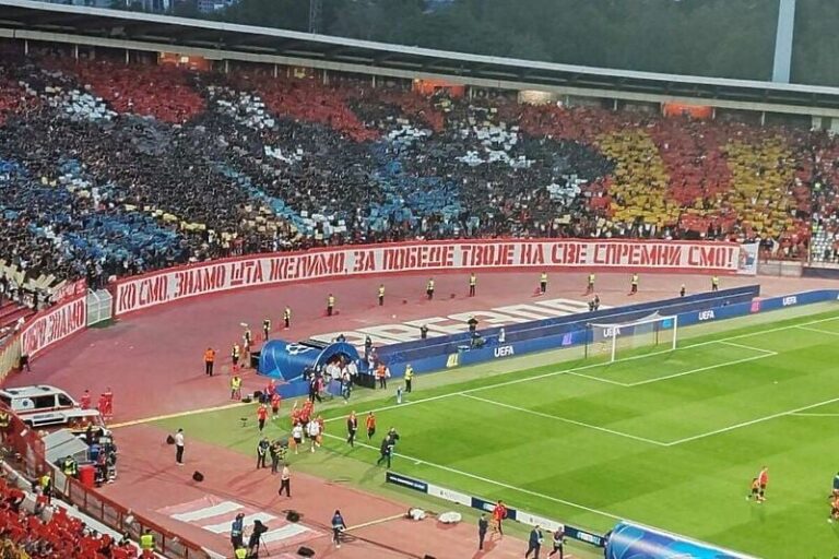 Navijači Zvezde uoči utakmice s Benficom priredili koreografiju na tri tribine