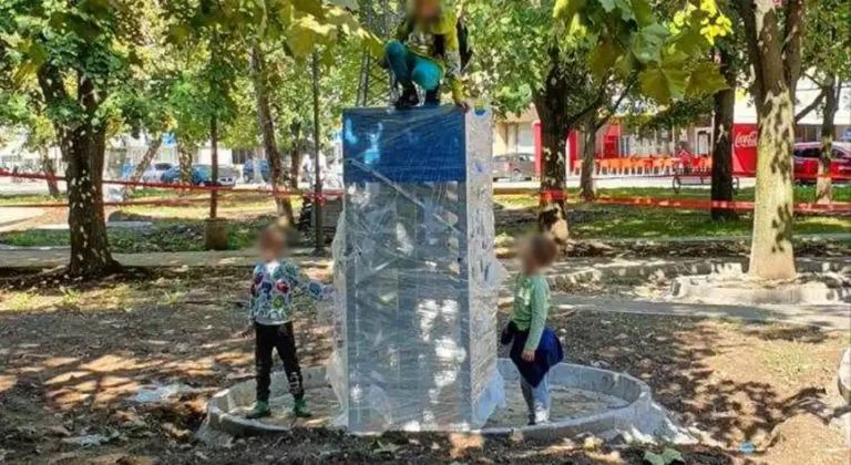 KVALITET | Dijete povrijeđeno tokom igre na instaliranim skulpturama u neobezbijeđenom prostoru