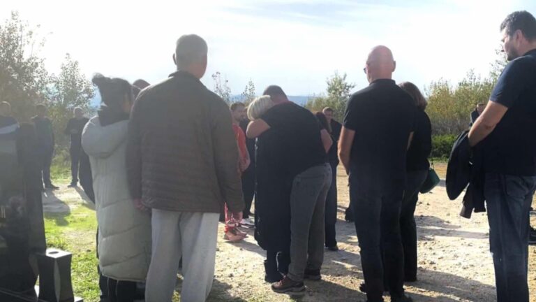 Emotivan trenutak: Supruga ubijenog policajca Jasna Maran shrvana od boli