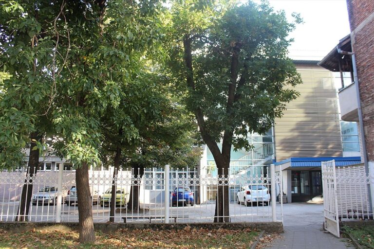 STRAŠNO | Učenik Tehničke škole pao s drugog sprata tokom nastave, prebačen u bolnicu