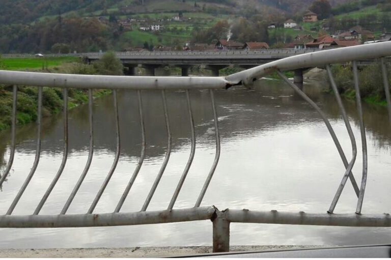 Teška saobraćajna nesreća u blizini Visokog: Vozilo sletjelo u rijeku Bosnu, ima mrtvih