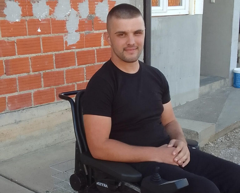 BUDIMO HUMANI: Pomozimo 21-godišnjem Aldinu koji je nepokretan