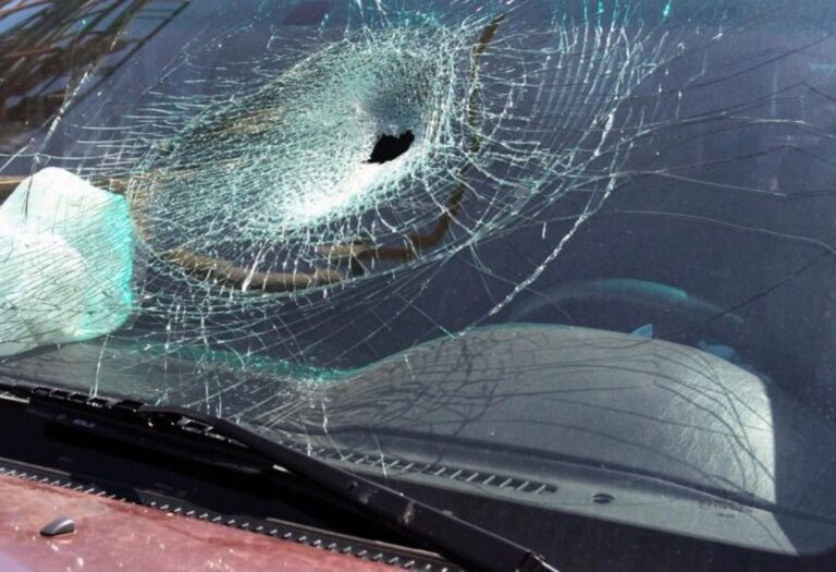 SLUČAJ U TEŠNJU: Ušao u dvorište kuće pa krampom razbio šajbu na automobilu