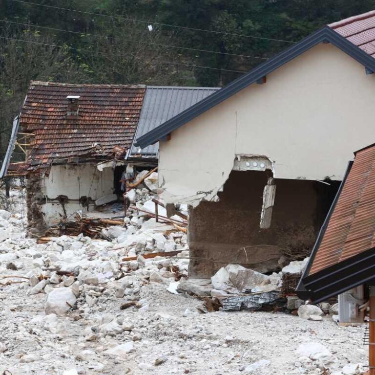 HUMANI ZENIČANI: Daju kuće porodicama koje su ostale bez ičega u poplavama