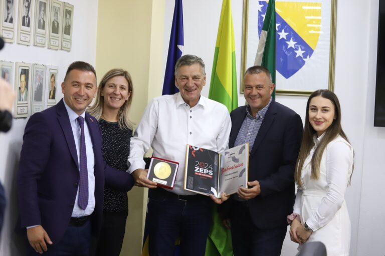 Gradonačelniku Zenice Fuadu Kasumoviću uručena Zlatna plaketa ZEPS-a