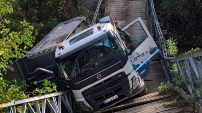 Srušio se most, kamion visi nad rijekom