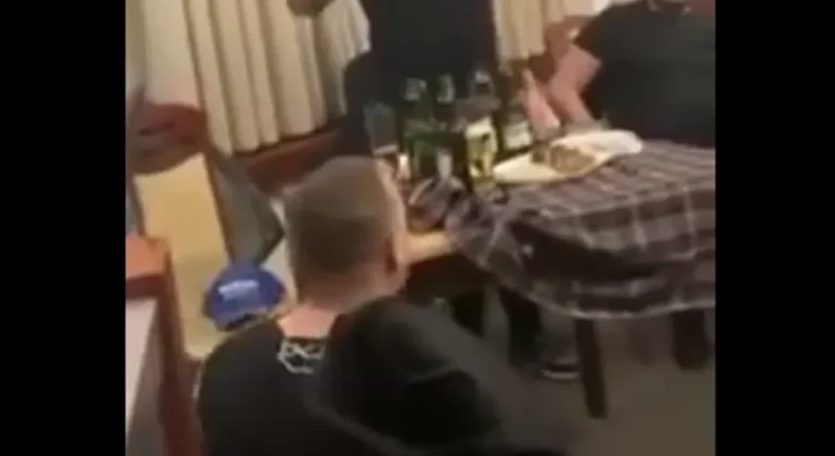 Muškarac nosio kafanski sto u zubima