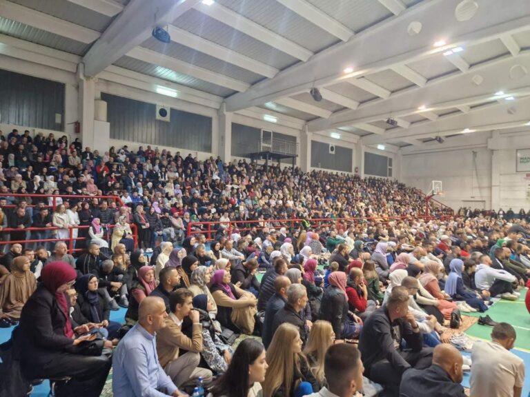 Sportska dvorana u Tešnju ispunjena na predavanju efendije Seada Islamovića