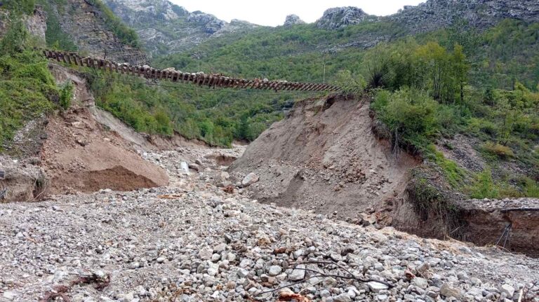 Oglasile se Željeznice FBiH: Oštećena pruga u dužini od 17 kilometara