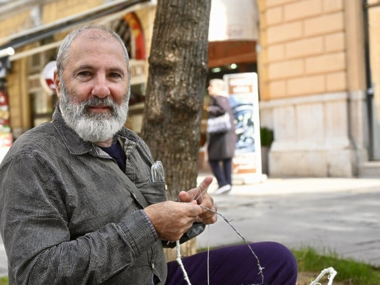 Izraelski profesor izveo performans u Sarajevu: Pletenjem žice iskazuje otpor ratovima u Gazi i Ukrajini