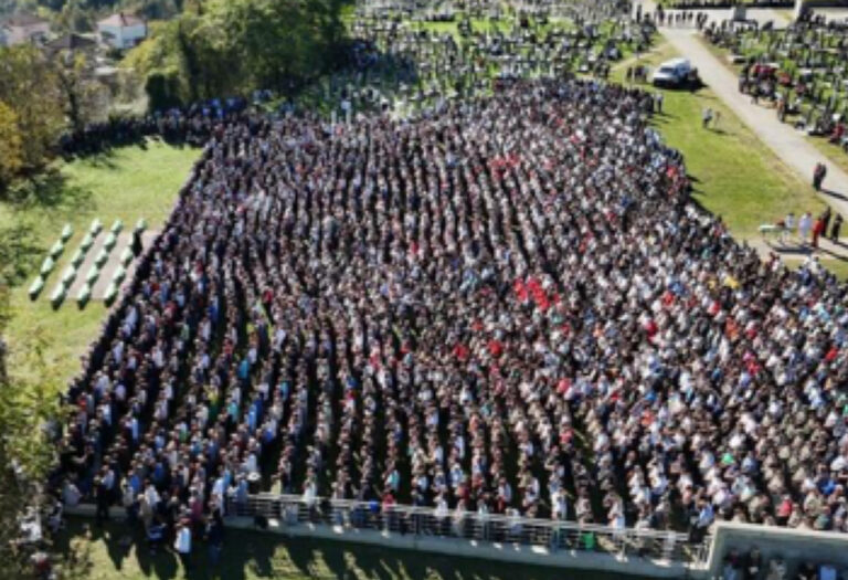 Pogledajte kako je hiljade ljudi klanjalo dženazu žrtvama poplava u Jablanici