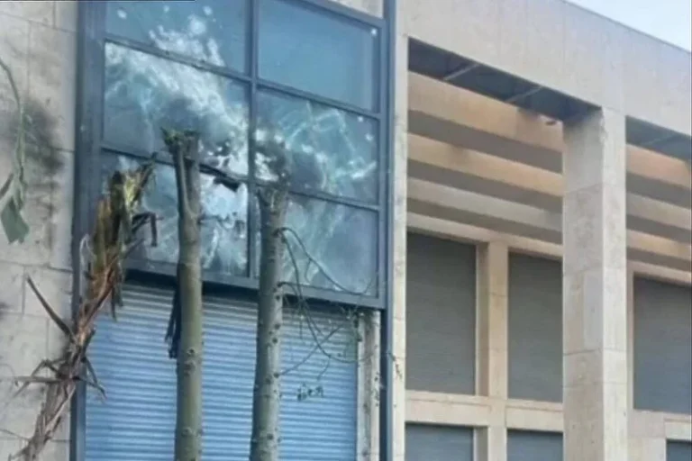 Izrael priznao da je Hezbolahov dron pogodio Netanyhuovu kuću, pogođen prozor spavaće sobe