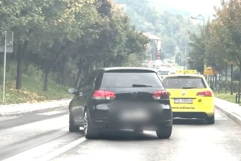 Opasna vožnja u Sarajevu: Bahati vozač vozio “cik-cak” u ulici Safeta Zajke, umalo izazvao udes