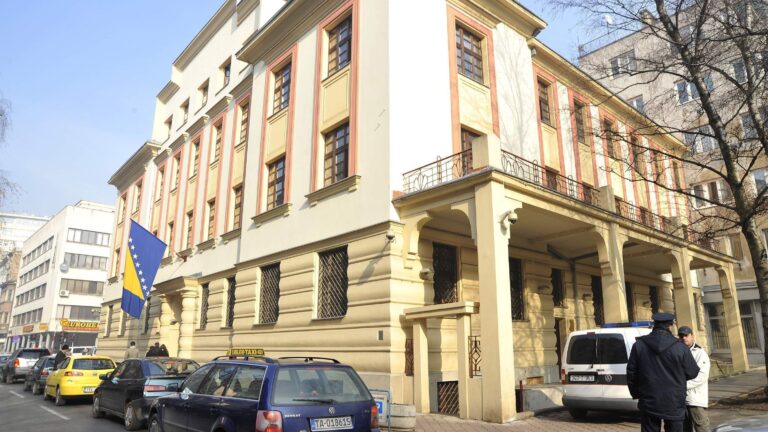 Maloljetnik koji je pucao ispred Srednje mašinske škole predat Tužilaštvu KS