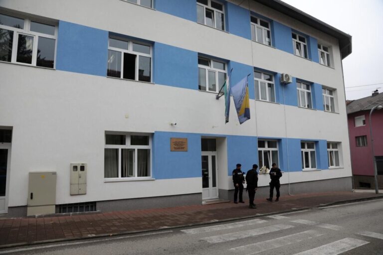 Da li je ko finansirao mladića da napravi teroristički napad na policijsku stanicu?